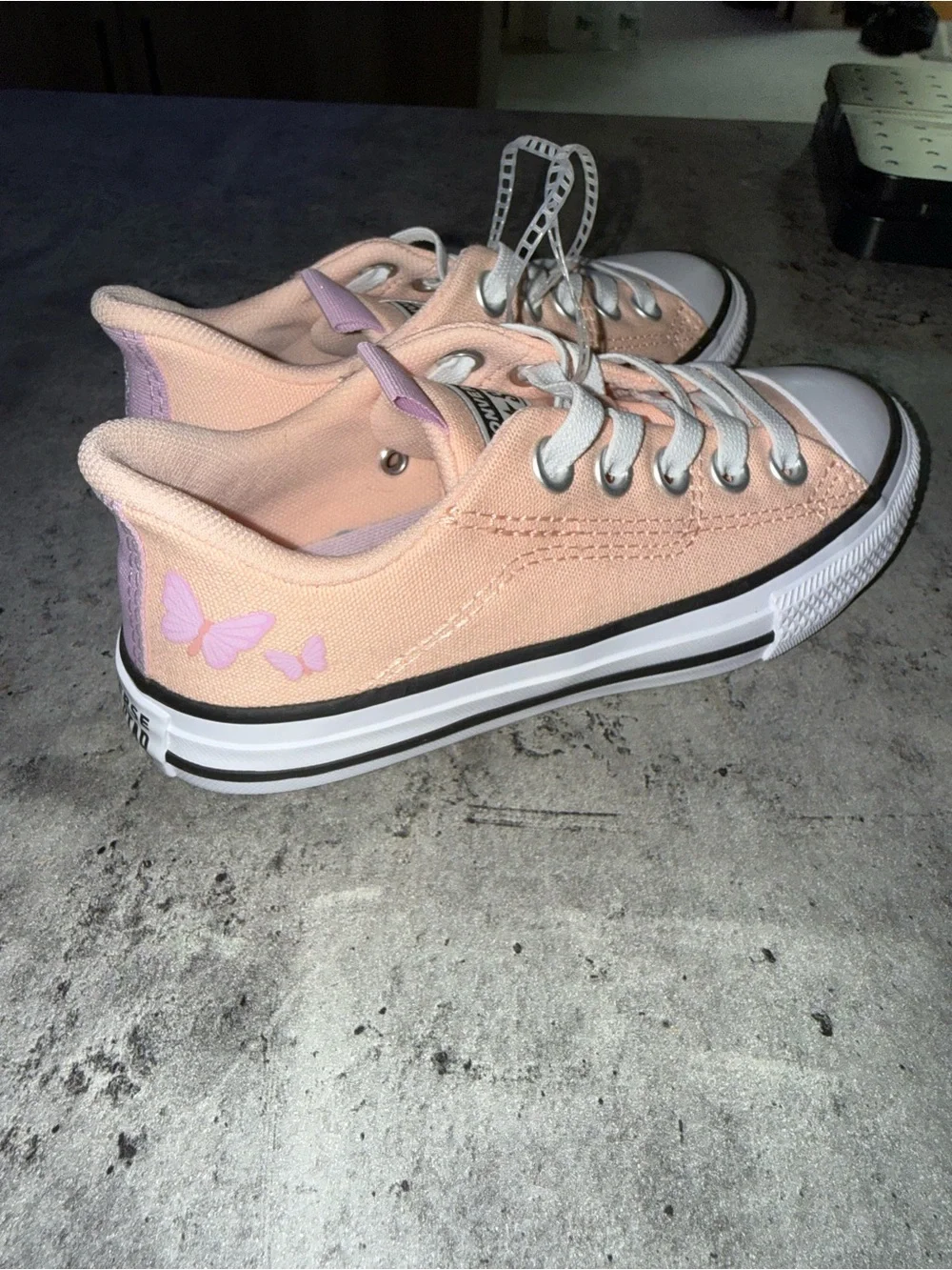 Converse Low Top Sneakers in Peach and Lavender Insole